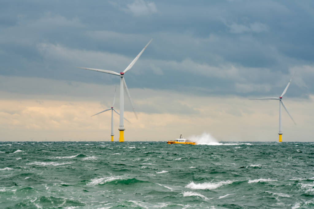 Rough seas on the London Array Offshore wind farm
